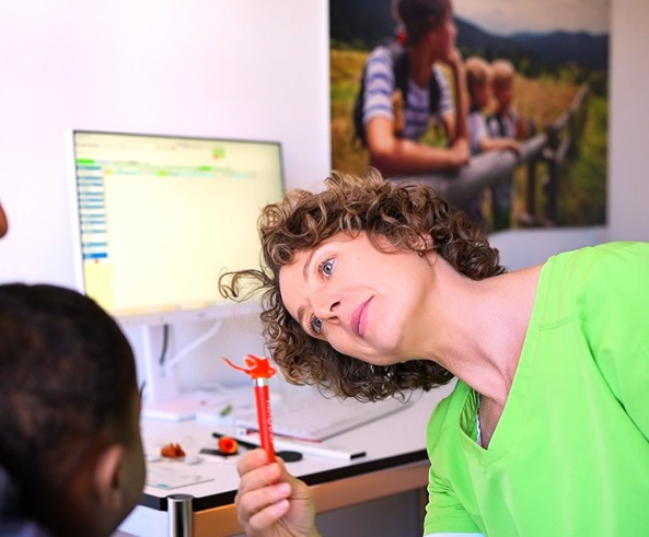 Orthoptistin Nicole Hoffmann untersucht die Augen eines Kindes in der Kindersprechstunde im Augenzentrum Mayer in Holzkirchen